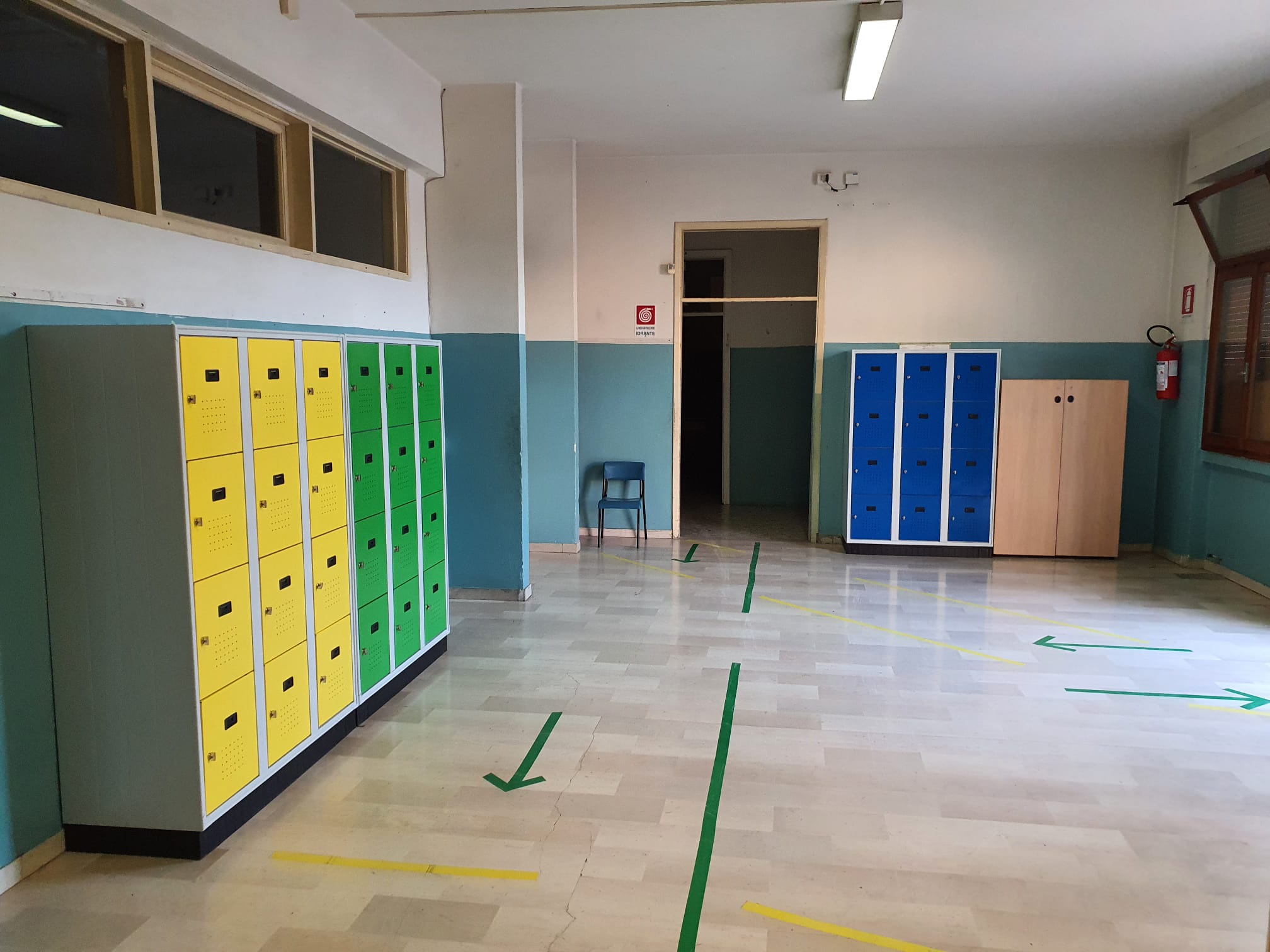installazione di armadi casellari 12 posti in una scuola